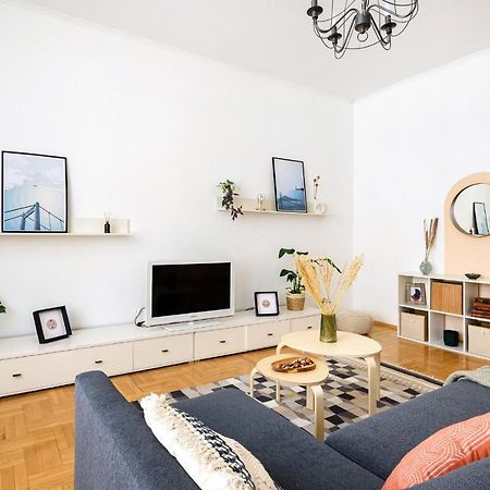 Spacious & Serene Downtown Home With Free Parking 부다페스트 외부 사진