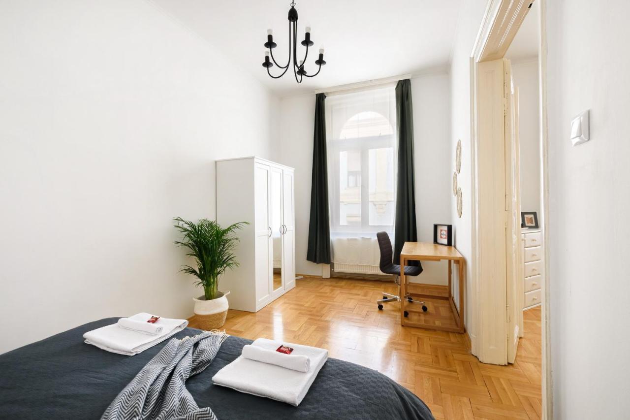 Spacious & Serene Downtown Home With Free Parking 부다페스트 외부 사진