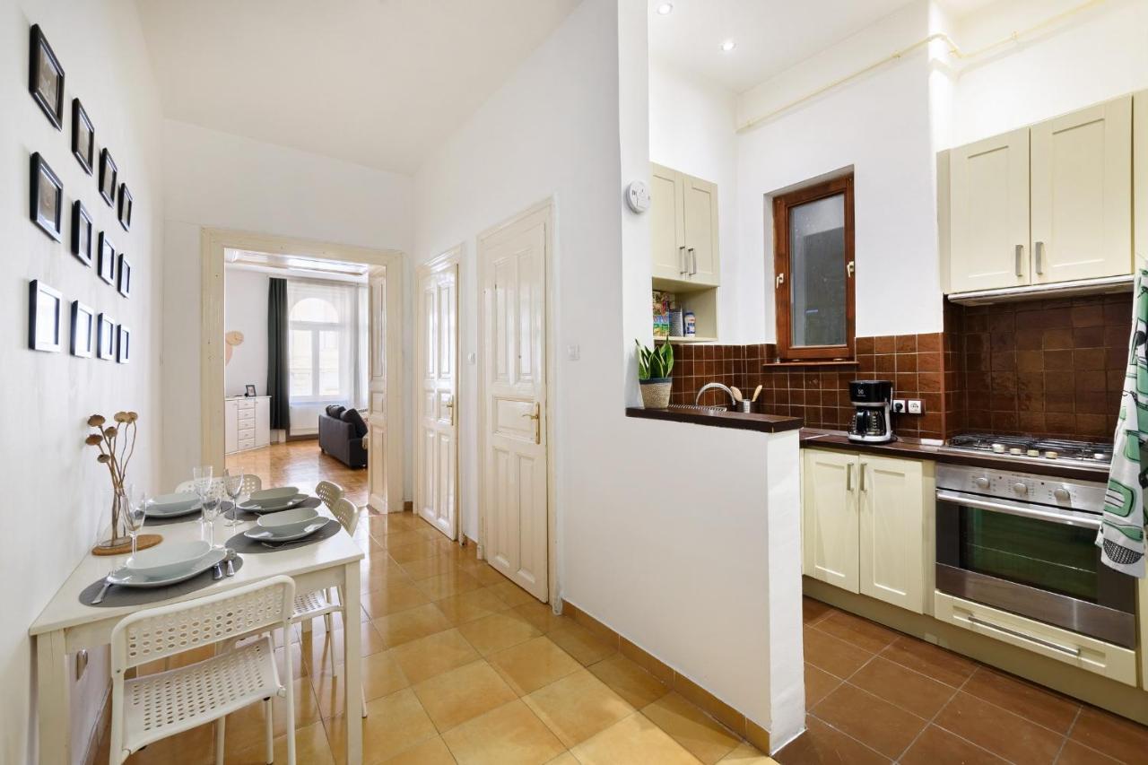 Spacious & Serene Downtown Home With Free Parking 부다페스트 외부 사진