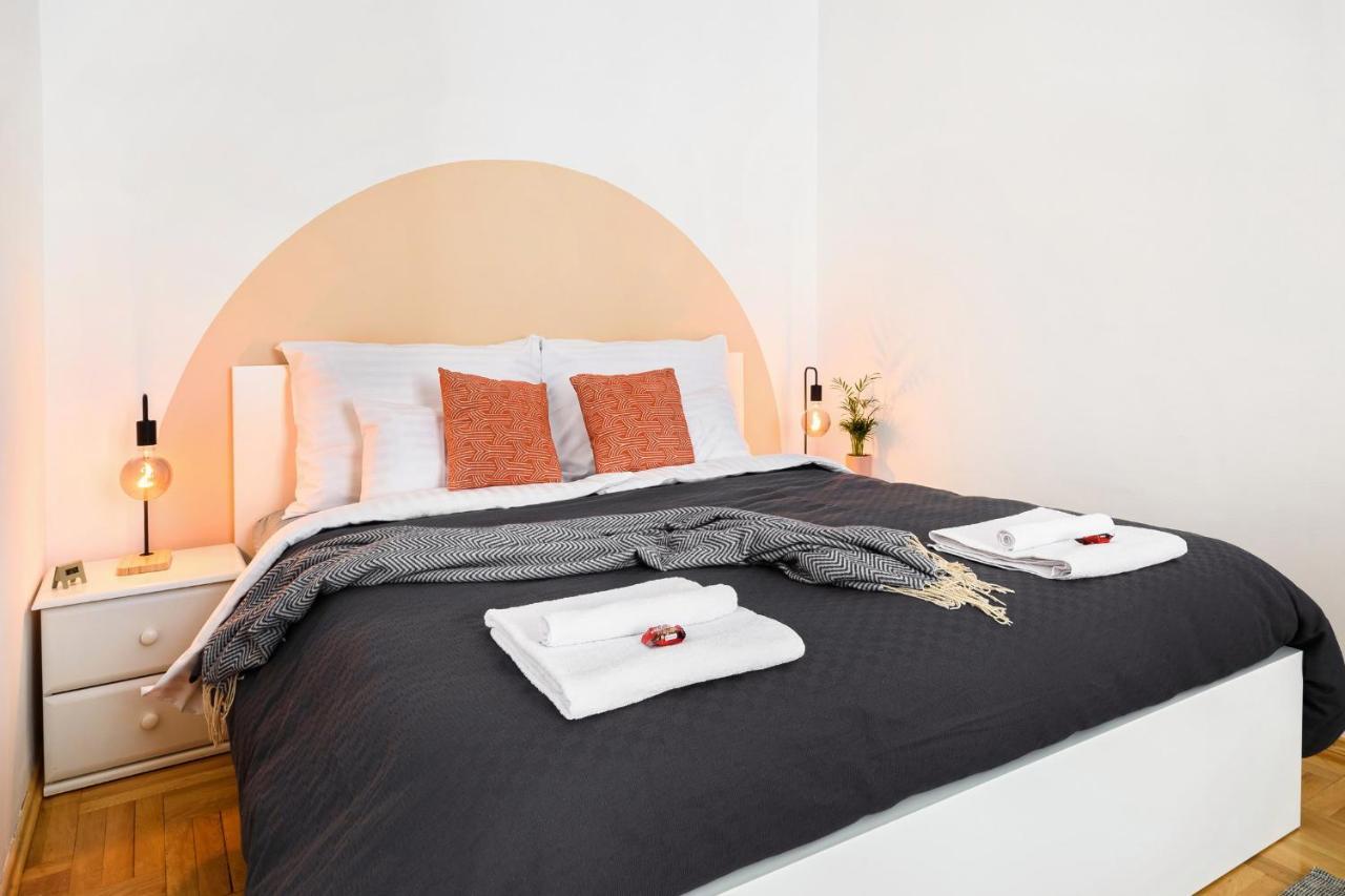 Spacious & Serene Downtown Home With Free Parking 부다페스트 외부 사진