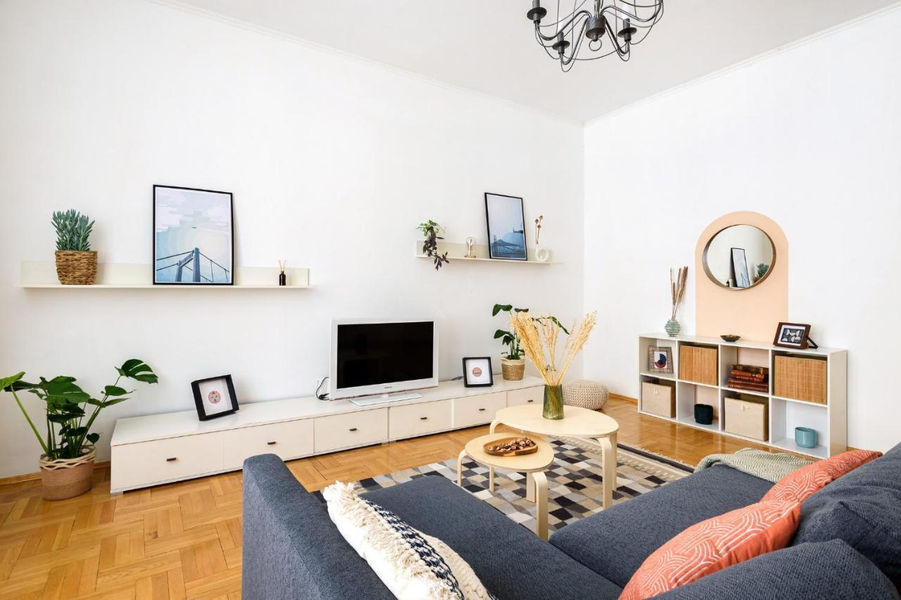 Spacious & Serene Downtown Home With Free Parking 부다페스트 외부 사진