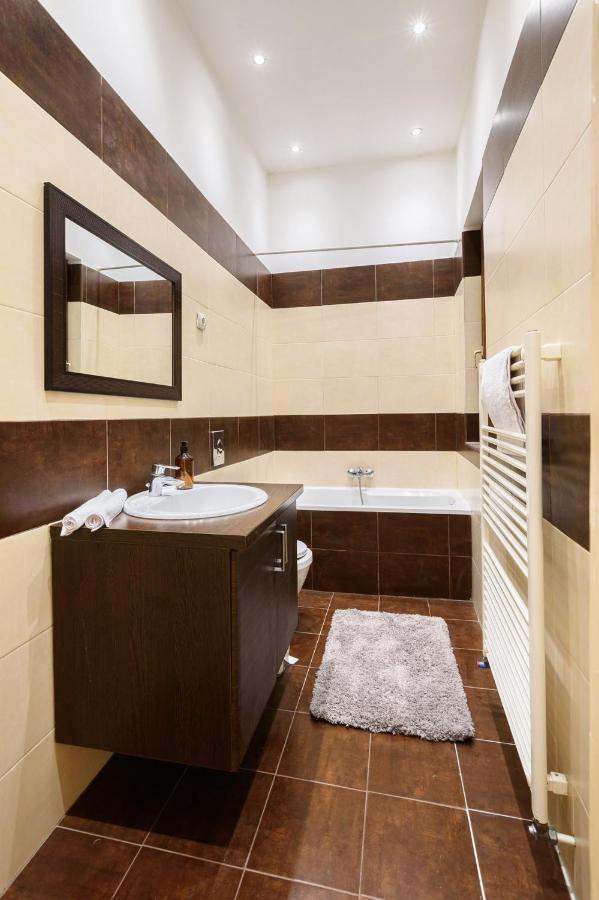 Spacious & Serene Downtown Home With Free Parking 부다페스트 외부 사진